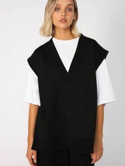 black oversized sweatshirt vest from Zara, featuring a deep V-neckline, drop shoulders size small