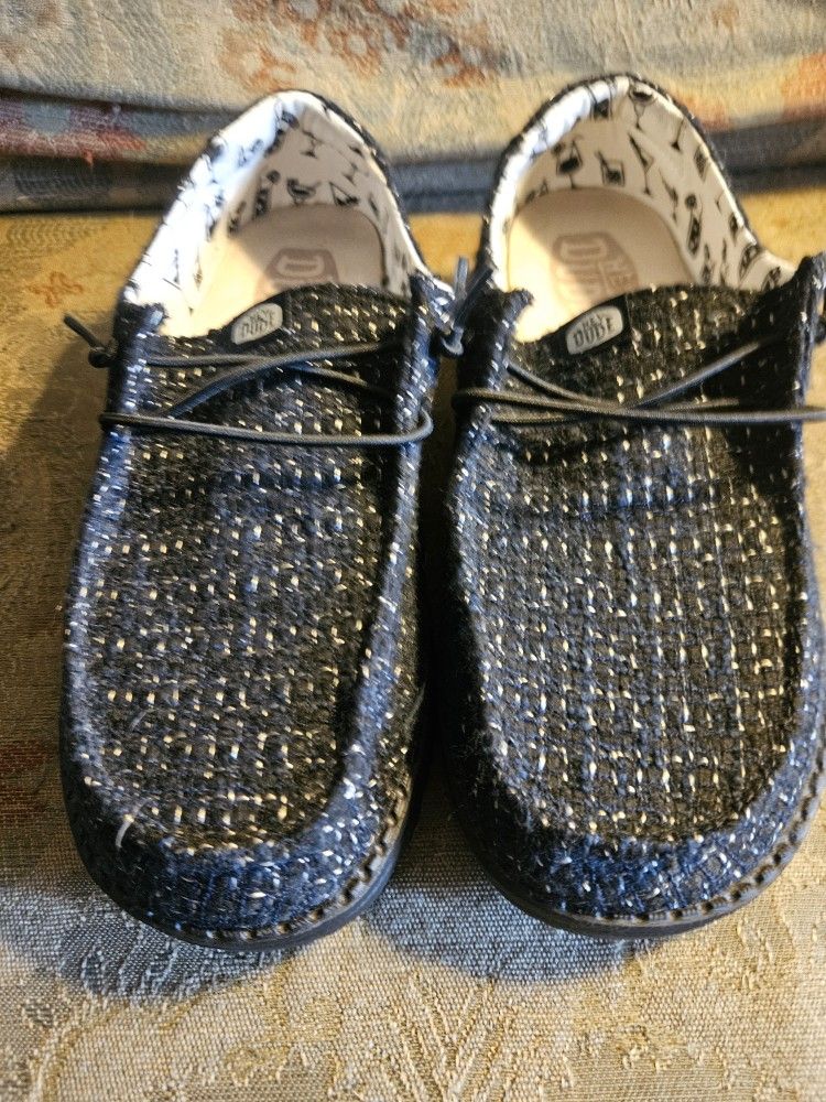 Hey dude slip on shoes in great condition size wemon's 8