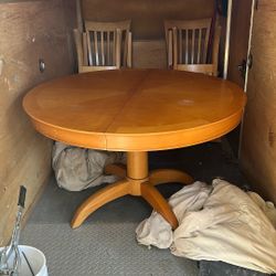 round wood table and 4 matching chairs ( NEED GONE )