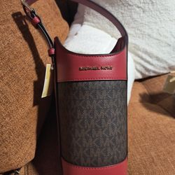 Michael Kors Wine Bottle Holder Bag Luggage Multi 100% Authentic Michael Kors !!  Details: • Leather /Coated Canvas Color  Luggage Multi • Brand New 