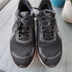 Men's Nike quest shoes size 10