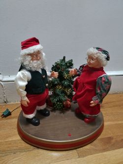 1998 Gemmy Dancing Claus Couple Animated Dancing Singing Santa & Mrs Claus With Plug In Light Up Tree