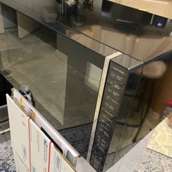 New Display Model. Whirlpool 1.1-cu ft 900 -Watt Countertop Microwave ( Black )$125.00 O.B.O