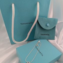 Tiffany &Co Bracelet in sterling silver with a round aquamarine. 