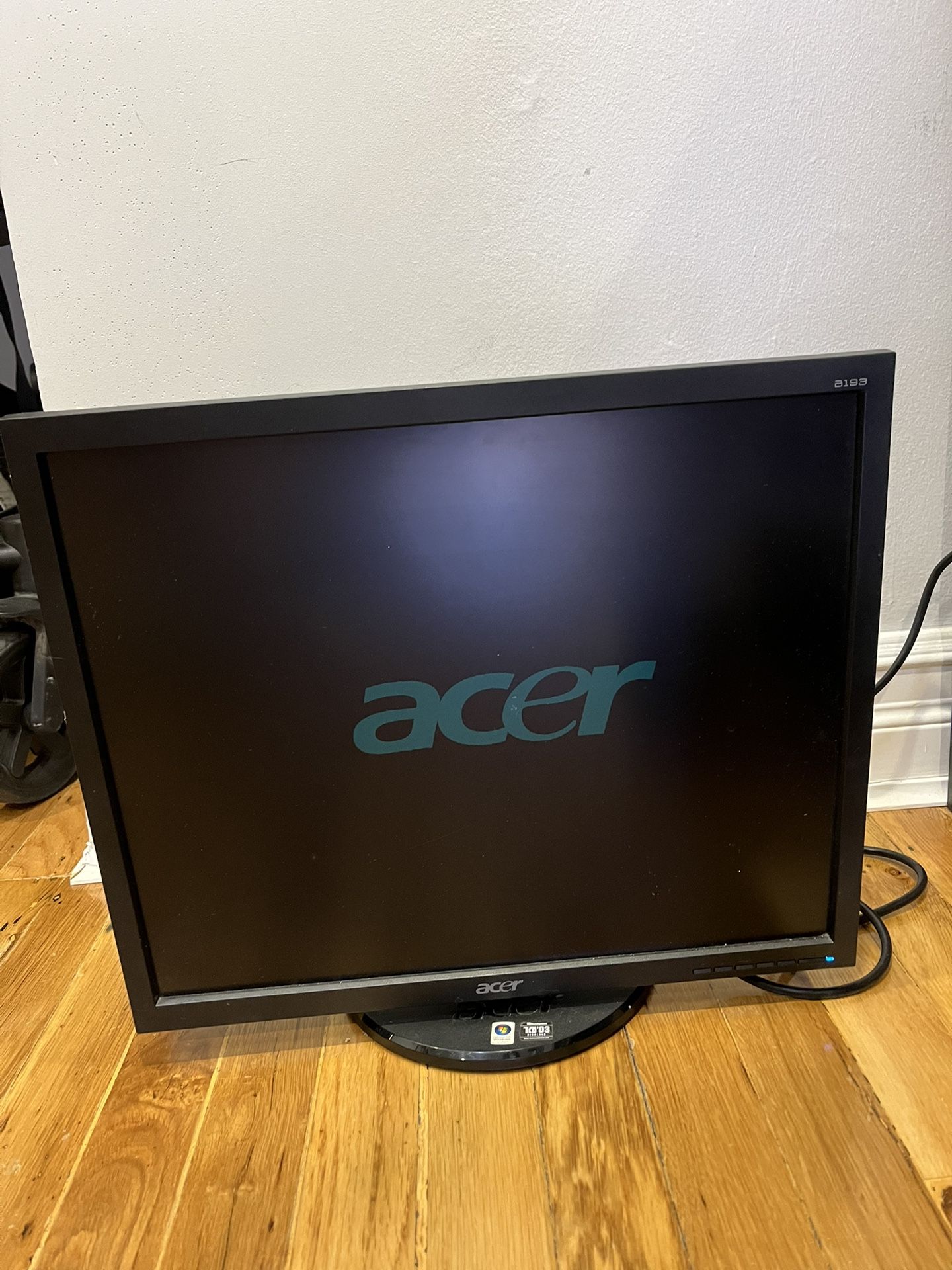Acer B193 Monitor with Power Cable & VGA Cable