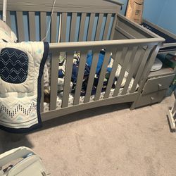 baby crib with changing table