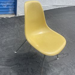 MID CENTURY CHAIR BY EAMES FOR HERMAN MILLER, 1960S
