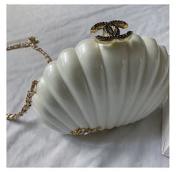 chanel seashell clutch