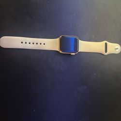 Apple Watch 41mm + Charger & Band – Excellent Condition