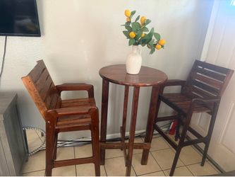 Mesa de madera con 2 sillas altas