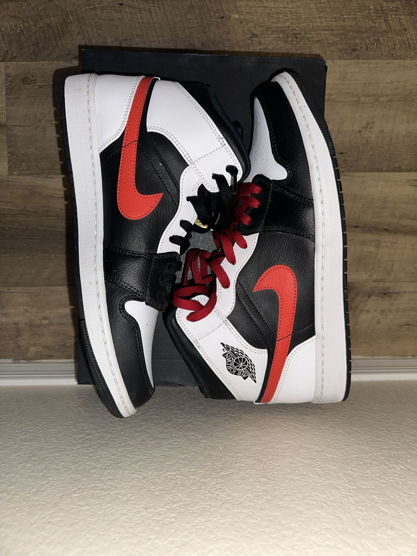 Jordan 1 Mids