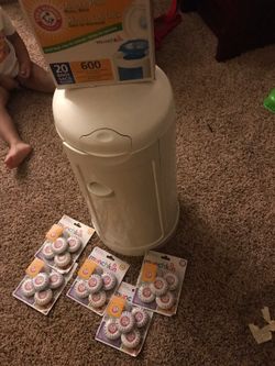 Munchkin diaper pail with 5 packs of air fresheners and 21 bag sacs