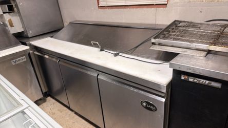 Commercial cooler reach in