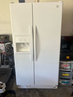 Double door refrigerator