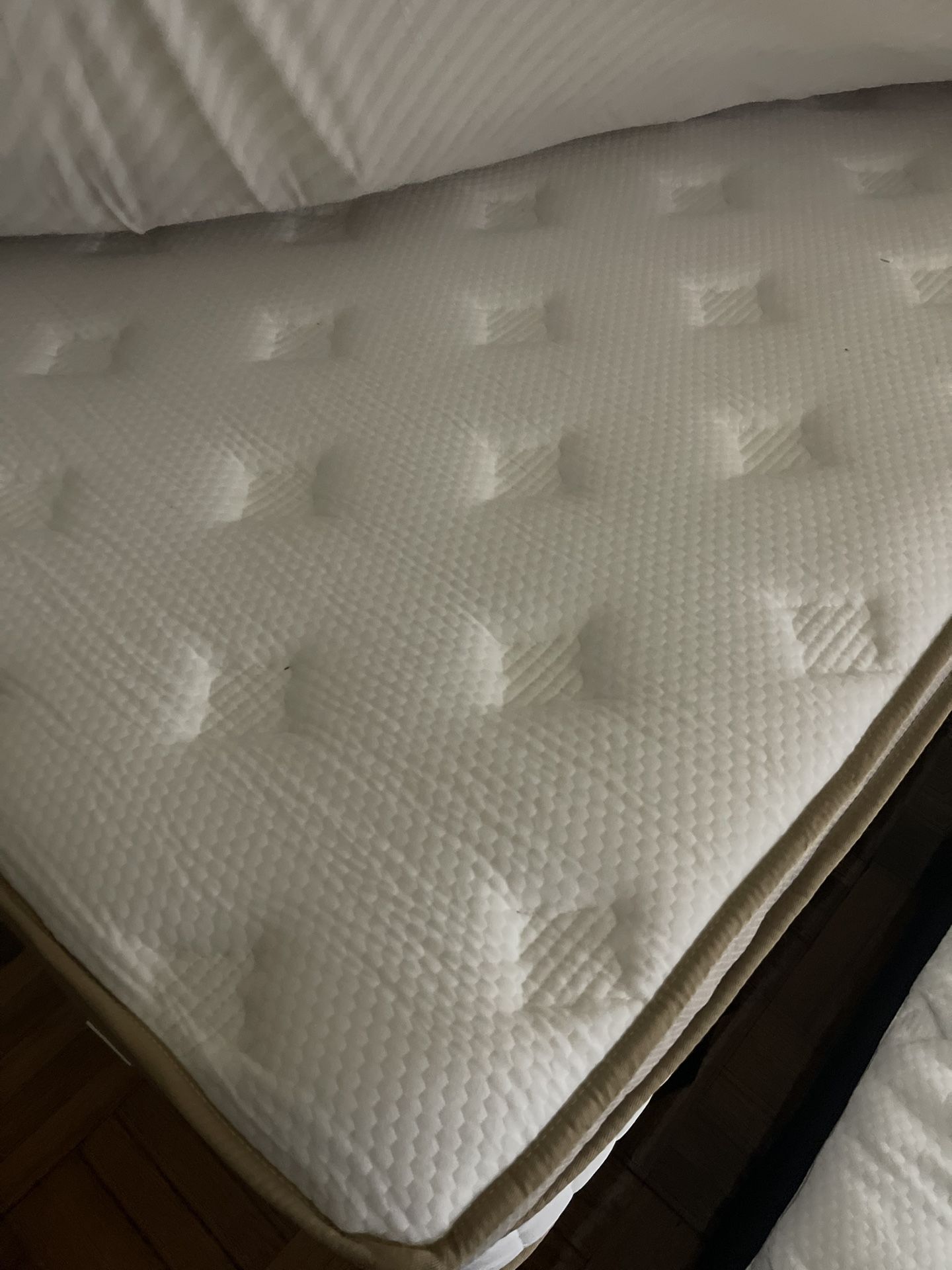 QUEEN SIZE MATTRESS & METAL FRAME 