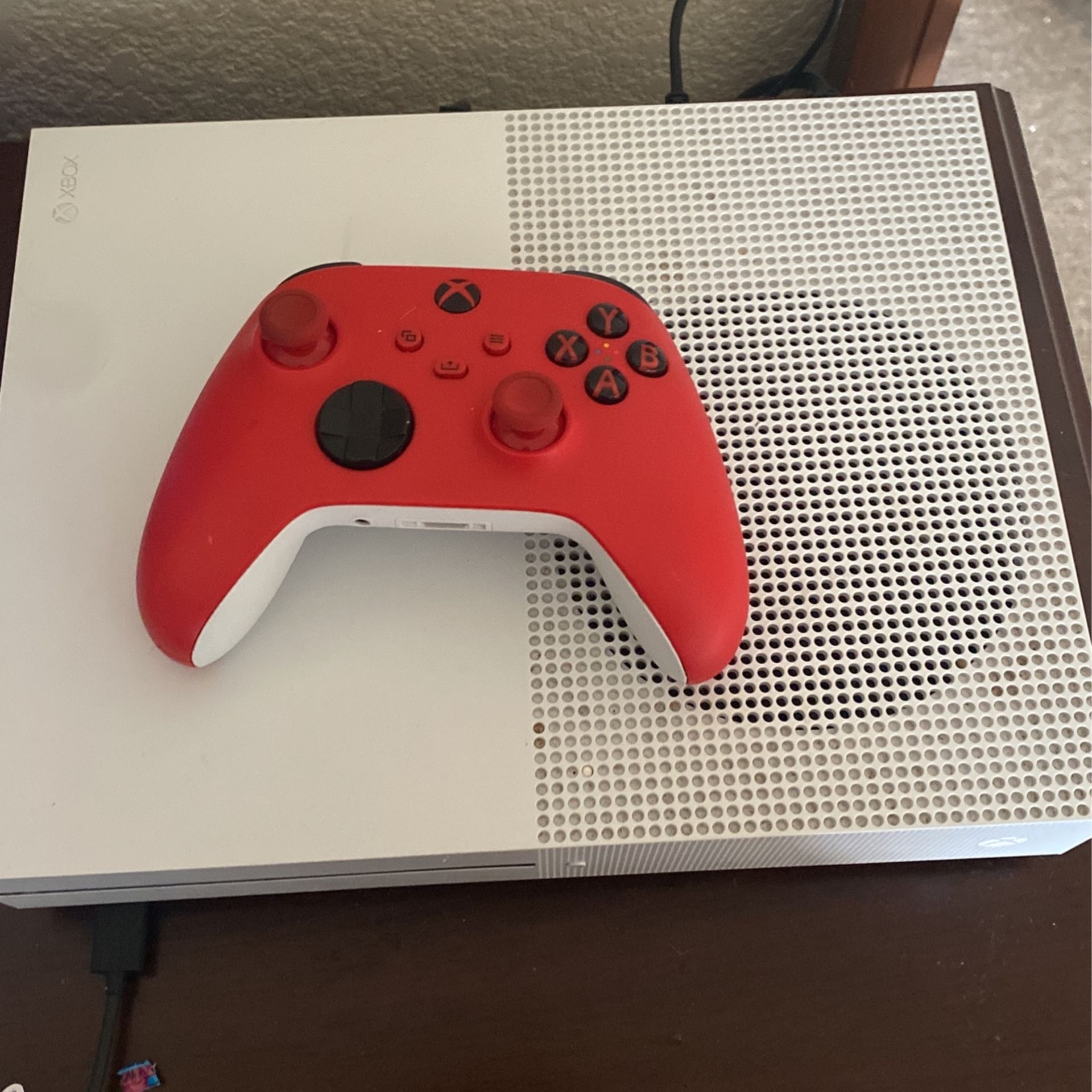 xbox 1 S  w/ 1 controller