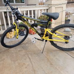 mongoose black and yellow mountain bike