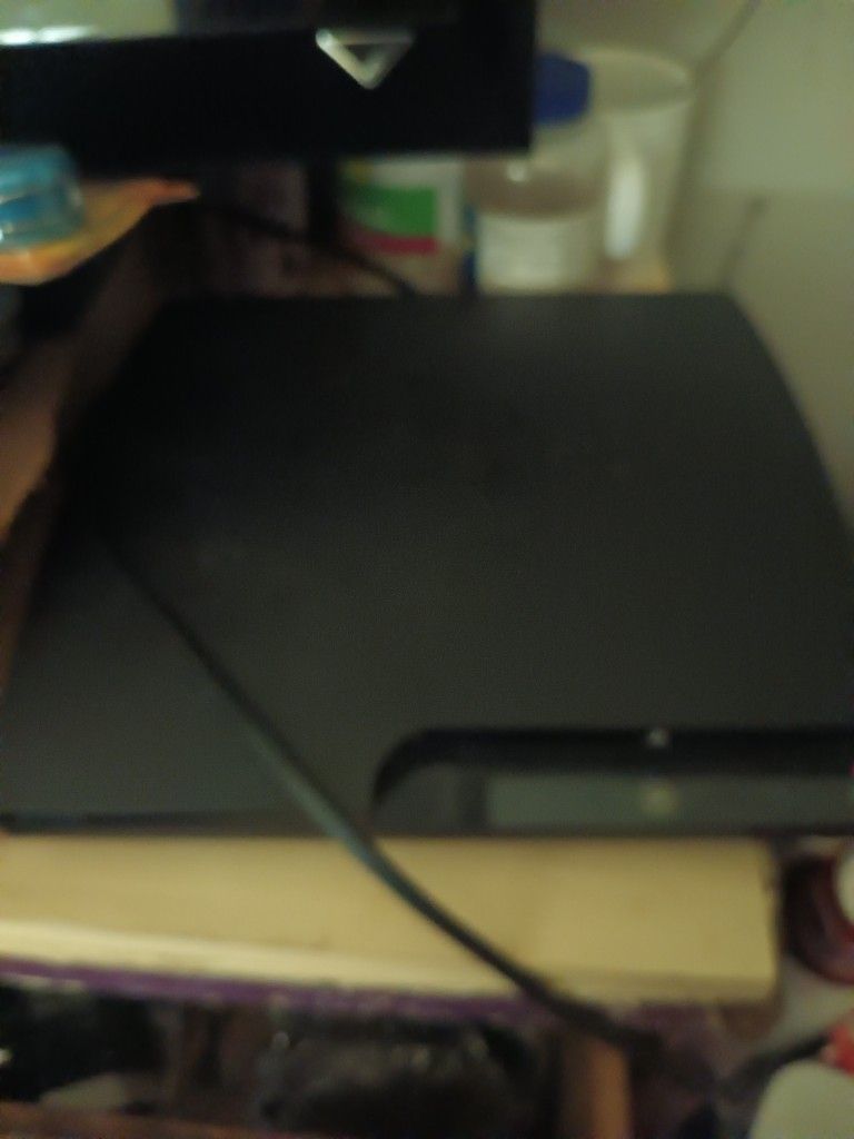 PS3 Slim 500gb W/1 Controller 8 games & tv