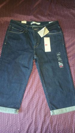 NWT Womens Levis Capris, Size 10