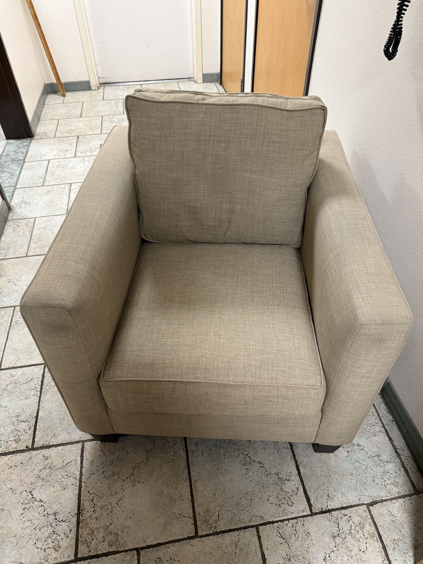 2 Matching Arm Chairs Beige/Neutral