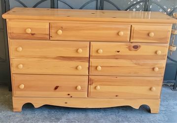 Beautiful solid wood dresser..excellent condition!! L60xD18xH38”