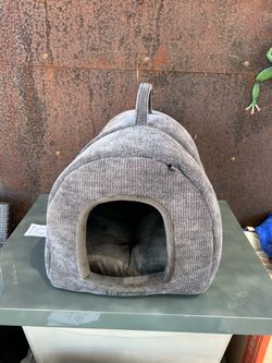 Cute pet bed/hut