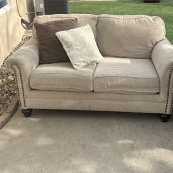   Sofá Bed And. Love Seat $100