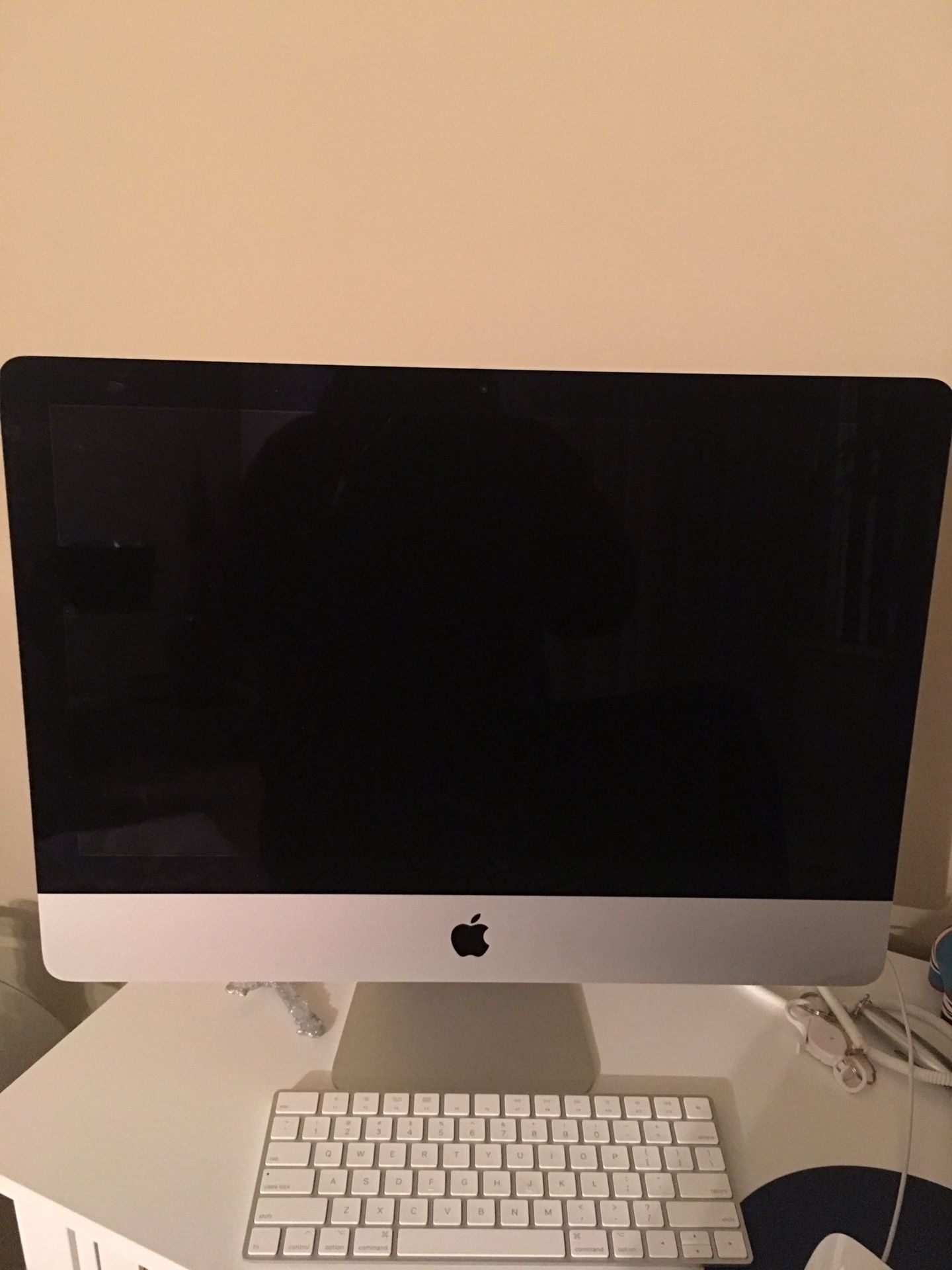 2017 Apple IMAC 21.5 desktop computer , with wireless mouse, keyboard and cord included