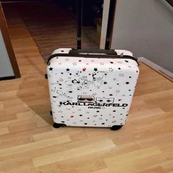 strategy our Travel Effortlessly with Robust Checked Luggage!