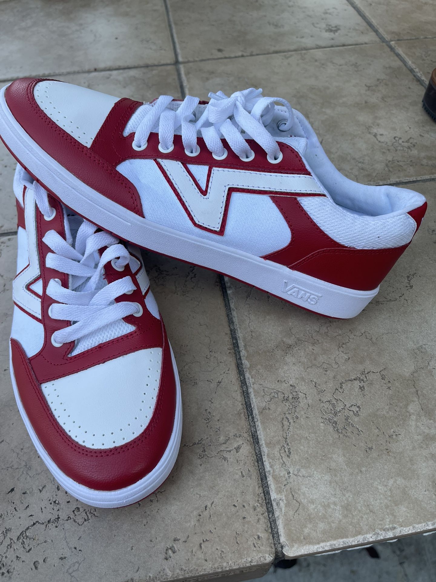 VANS LEATHER SIZE 11 NEW