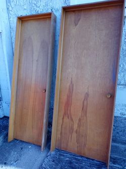 30 inch 24 inch interior doors finnishd. In framesWith door handles butifull condition 25 @p