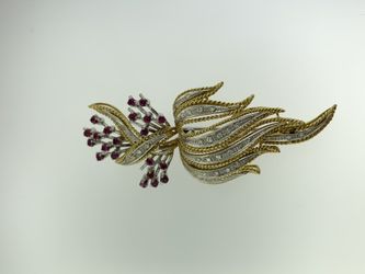 GORGEOUS VINTAGE 18K YELLOW GOLD BROOCH WITH 1.00 CTW FINE RUBIES AND DIAMONDS