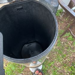 A Sylver Trash Can  For The Kitchen, You Can Use You Foot To Open It (NO SHIPPING)