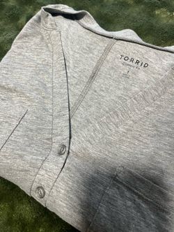 Torrid Classic Fit Gray Long Sleeve V-Neck Pocket Top – Size 1