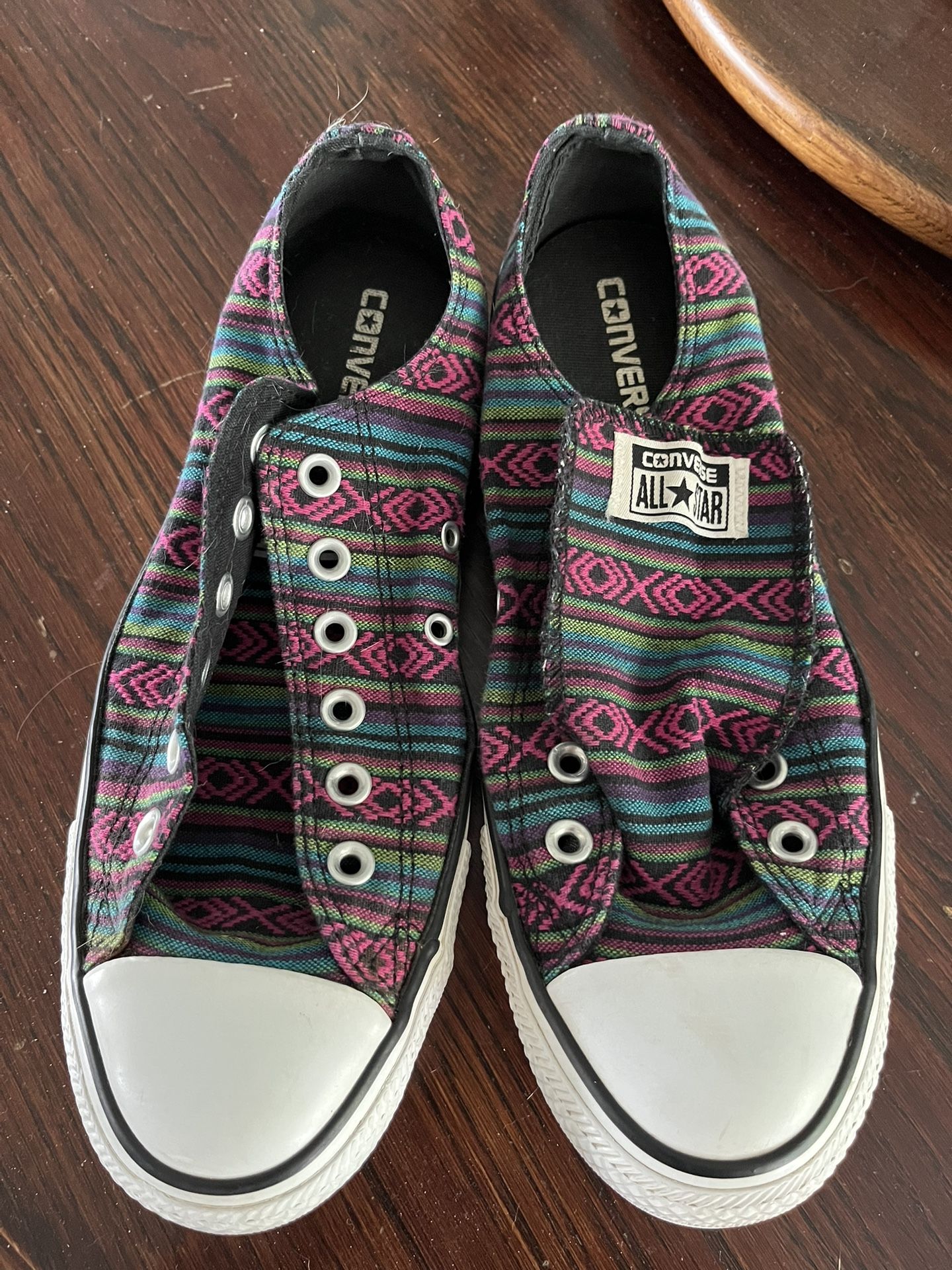 Converse Tennis Shoes (men’s 7 or Women’s 9)