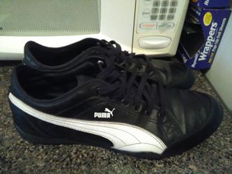 Leather pumas very good condition size 10/1/2