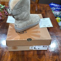 UGG Boots Like New 6 $35