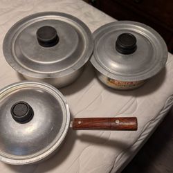 Like new heavy duty cookware set .