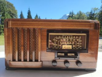 Mantola Vintage Wooden Tube Radio-Restored