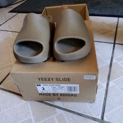 Adidas yeezy slide for kids size 2