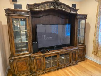 European Entertainment Center Console Set