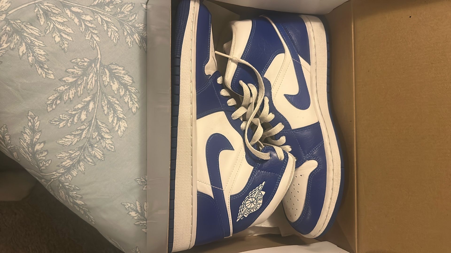 Jordan Woman 10 1/2 Mens 9.0