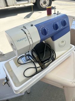 Husqvarna Viking Huskystar 215 Portable Sewing Machine w/ Foot Pedal & Hard Carry Case
