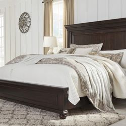 Brynhurst Dark Brown King Panel Bed

