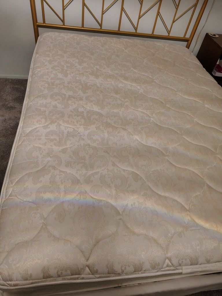 Free-Simmons Deep Sleep Queen Mattress