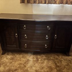 Dresser With Two Night Stands 