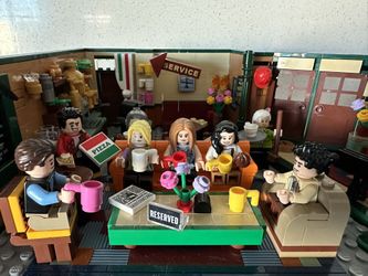 LEGO Central Perk #21319 (retired set)