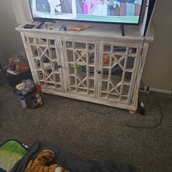 TV stand/cabinet with storage space
