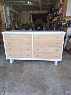 Mid Century Modern dresser/chest of drawers