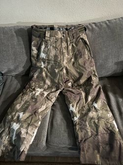 Brand New Oakley Snowboard / Ski Pants – Size Medium – Camo